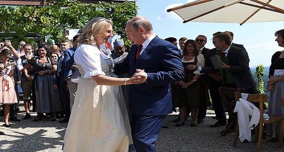 بالفيديو.. &#8221; بوتين &#8221; يرقص مع وزيرة نمساوية في حفل زفافها