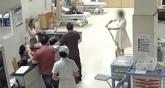 بالفيديو.. فتاة تحضر ثعبان إلى المستشفى بعد أن عضها