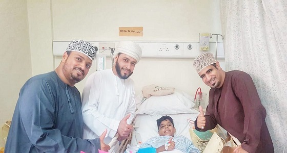 بالصور.. مشهد إنساني لعمانيين يزورون طفل سعودي فقد والدته بحادث مروري