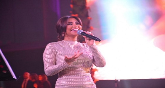 شيرين عبدالوهاب تربك حفلها بأنباء الحمل.. وتصر على تقبيل زوجها
