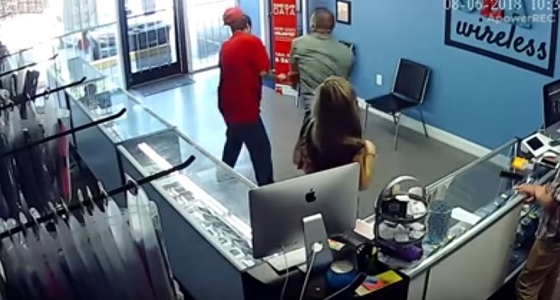 بالفيديو.. رجل يوجه لكمة قوية لشاب أطال النظر في جسد صديقته