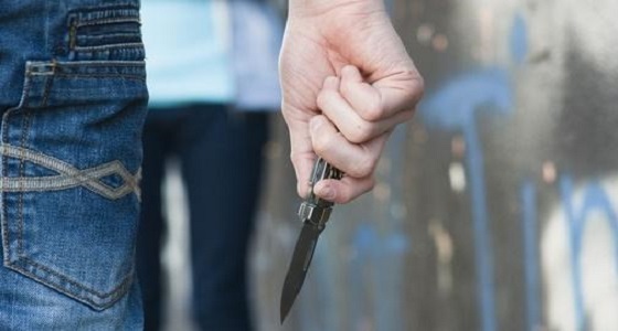 ” أب ” يتلقى طعنة غادرة بعد محاولته حماية بناته من التحرش