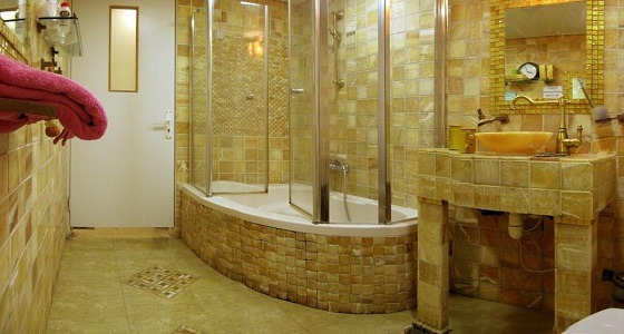 ” حاخام ” يصور نساء عاريات يغتسلن للصلاة