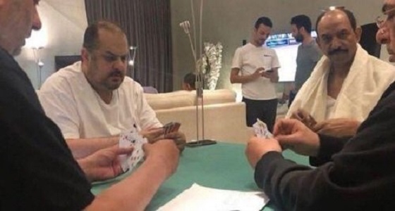 الأمير عبدالرحمن بن مساعد يرد على شائعات صورة لعبة &#8221; البلوت &#8221; في الحج