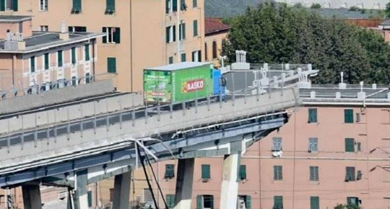بالصور.. سائق &#8221; محظوظ &#8221; ينجو من الموت بأعجوبة فوق جسر إيطاليا