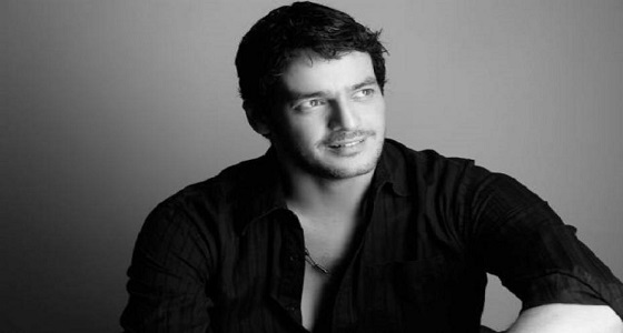 بعد رصده في السرير مع زميله.. اتهامات لفنان شهير بالمثلية