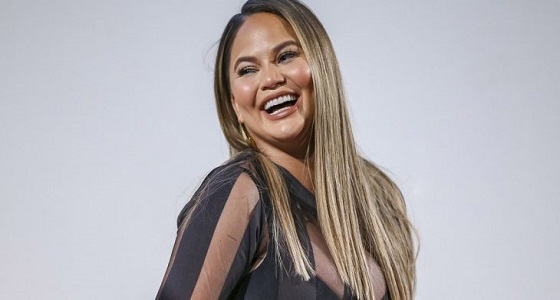 عارضة أزياء تجري ” عارية ” لحظة وقوع زلزال