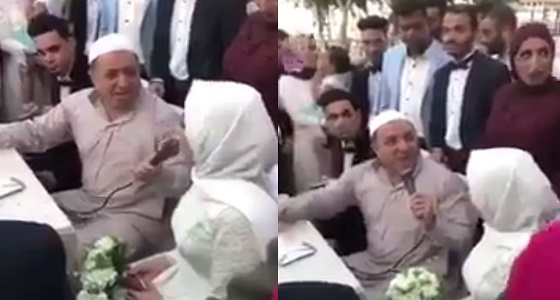 بالفيديو.. خفة دم ” مأذون ” تشعل مواقع التواصل الاجتماعي