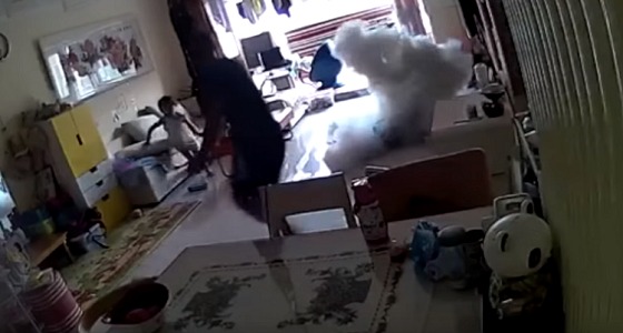 بالفيديو.. انفجار مفاجي لـ ” سكوتر ” يروع اب وابنته