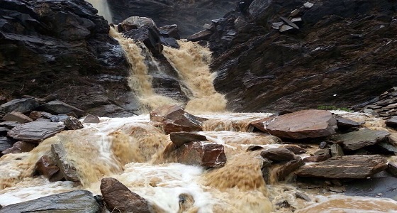 بالفيديو.. أمطار عسير تحول ” عقبة ضلع ” إلى شلالات