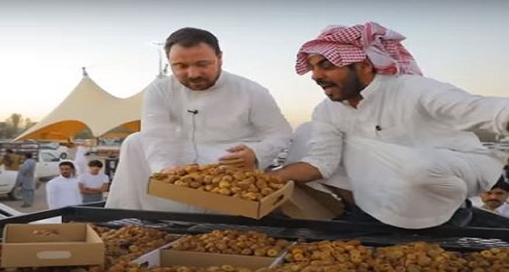 ” فيديو ” يوثق تجربة شاب إيطالي في العمل كدلال ببيع التمور ببريدة