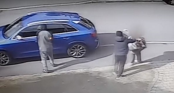 بالفيديو.. مضاربة قوية بين مسنة ولصين حاولا سرقة سيارتها