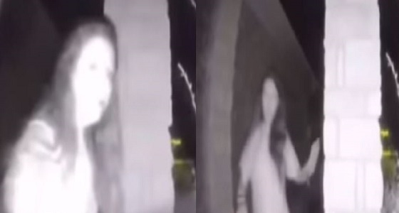 بالفيديو.. المرأة الغامضة بأمريكا.. تدق الأجراس على البيوت وتختفي في لحظة