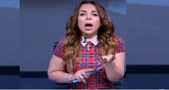 بالفيديو.. إعلامية تقطع شرايين يدها على الهواء مباشرةً