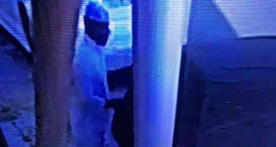 بالفيديو.. لص يحاول سرقة مركبة من أمام منزل صاحبها في الطائف