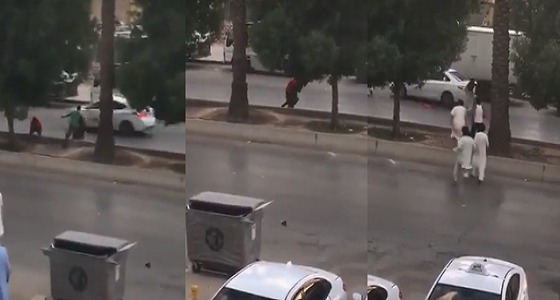 بالفيديو.. 3 أشخاص يعتدون على أخر في وضح النهار بالرياض