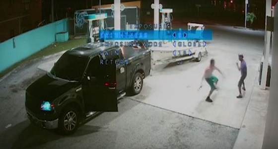 بالفيديو.. شاب يقتل ” متسولا ” طلب منه نقودا بطريقة مروعة