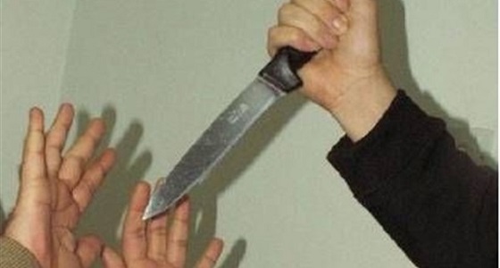 أب يوجه 4 طعنات نافذة لابنته