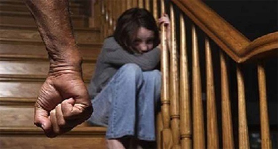 تجرد من مشاعر الأبوة واعتدى جنسيا على طفلته بعد تخلي أمها عنها
