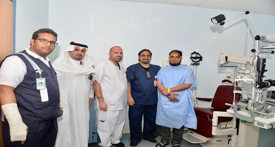 إعادة النظر لبرفيسور عيون باكستاني قبل أداء فريضة الحج بمدينة الملك عبدالله الطبية