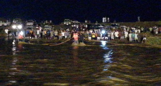 بالفيديو والصور.. مدني جازان ينقذ مركبة بداخلها شخصين جرفتهما السيول