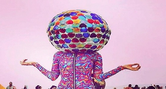 بالصور.. طقوس غريبة يفعلها المشاركون بمهرجان ” الرجل المحترق “