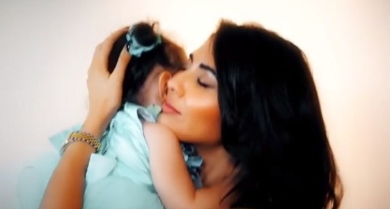 بالفيديو.. “مريم حسين” تدعم الأطفال اللاجئين برفقة ابنتها