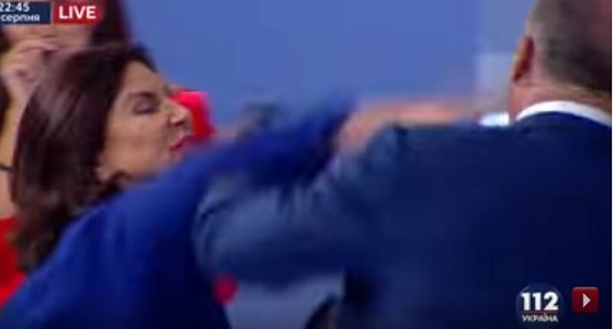 بالفيديو.. نائبة أوكرانية تصفع وزير النقل السابق بعد خروجه عن السياق