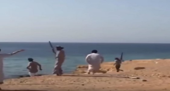 بالفيديو.. ” شباب ” يطلقون النار على طيور بحرية بأحد الشواطئ