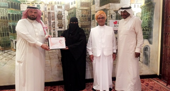 مدير التوعية والإعلام بهيئة الهلال يكرم مديرة مؤسسة قلب جدة