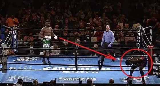 بالفيديو.. تصرف مثير من ملاكم أمريكي تجاه منافسه مع قرع جرس النزال