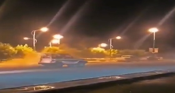 بالفيديو.. قائد مركبة يفحط بسيارته في جازان ويهرب رغم الطلقات التحذيرية