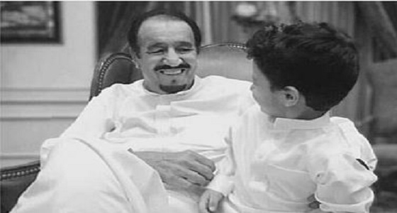 بالصور.. مشاهد عفوية لخادم الحرمين برفقة حفيده