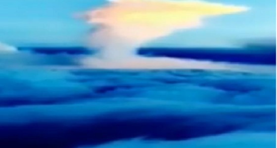 بالفيديو.. مشهد رائع من الطائرة للسماء وهي ملبدة بالغيوم