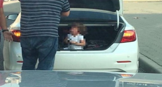 توقيف أب عاقب طفلته بوضعها تحت أشعة الشمس الحارقة بسيارته