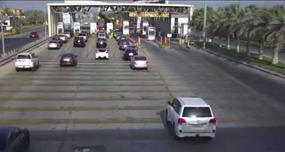 بالفيديو.. حادث تصادم جماعي أمام بوابة رسوم جسر الملك فهد