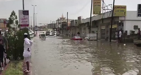 بالفيديو.. الأمطار تغرق شارع شباعة في خميس مشيط