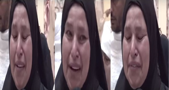 بالفيديو.. حاجة فلسطينية تنهمر الدموع من عينيها بمكة: &#8221; فرحانة فيكم &#8220;