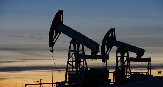 النفط يرتفع بدعم خفض الإنتاج وعقوبات إيران
