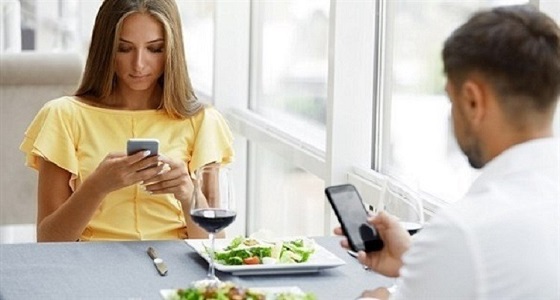 مخاطر لا تتوقعها عند استخدامك هاتفك الجوال أثناء تناول الطعام