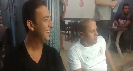 بالفيديو.. روبرتو كارلوس برفقة لاعب مصري على ” مقهى شعبي “