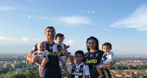 ” رونالدو ” يثير عشاق ريال مدريد بصورة عائلته