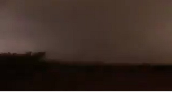 بالفيديو.. أمطار غزيرة وعاصفة رعدية تحيل نهار جازان إلى ليل