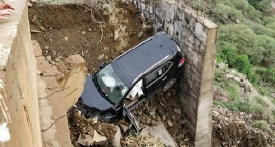 بالصور.. طريق الملك فيصل فيفاء يبتلع مركبة