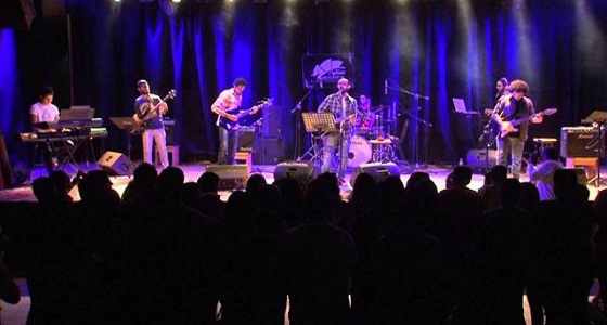 بالفيديو.. مغني يقفز عن المسرح لضرب أحد معجبيه بعنف