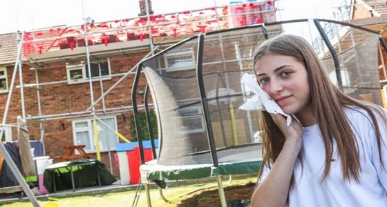 بالفيديو والصور.. فتاة تتفاجأ بساقي رجل تهبطان عليها من سقف الغرفة