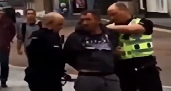 بالفيديو.. ضباط يعاقبون ” معتقل ” بعد نطحه شرطي