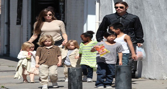 أنجلينا جولي تقاضي براد بيت لعدم دفع نفقة أبنائه