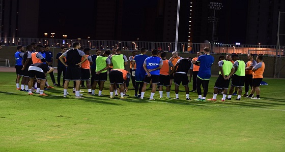 بالصور.. لاعبو الشباب يواصلون تحضيراتهم مساء اليوم