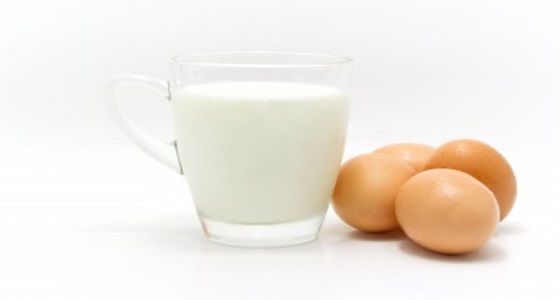 بالفيديو.. مخاطر تناول البيض باللبن والكبدة النيئة